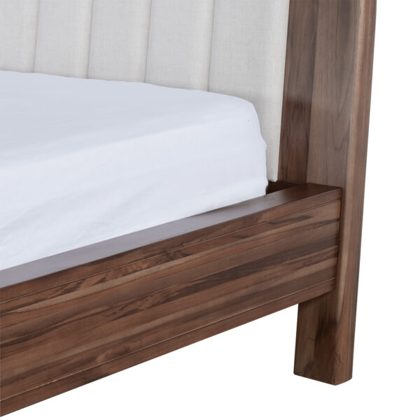 Alternative view of Cama Maui